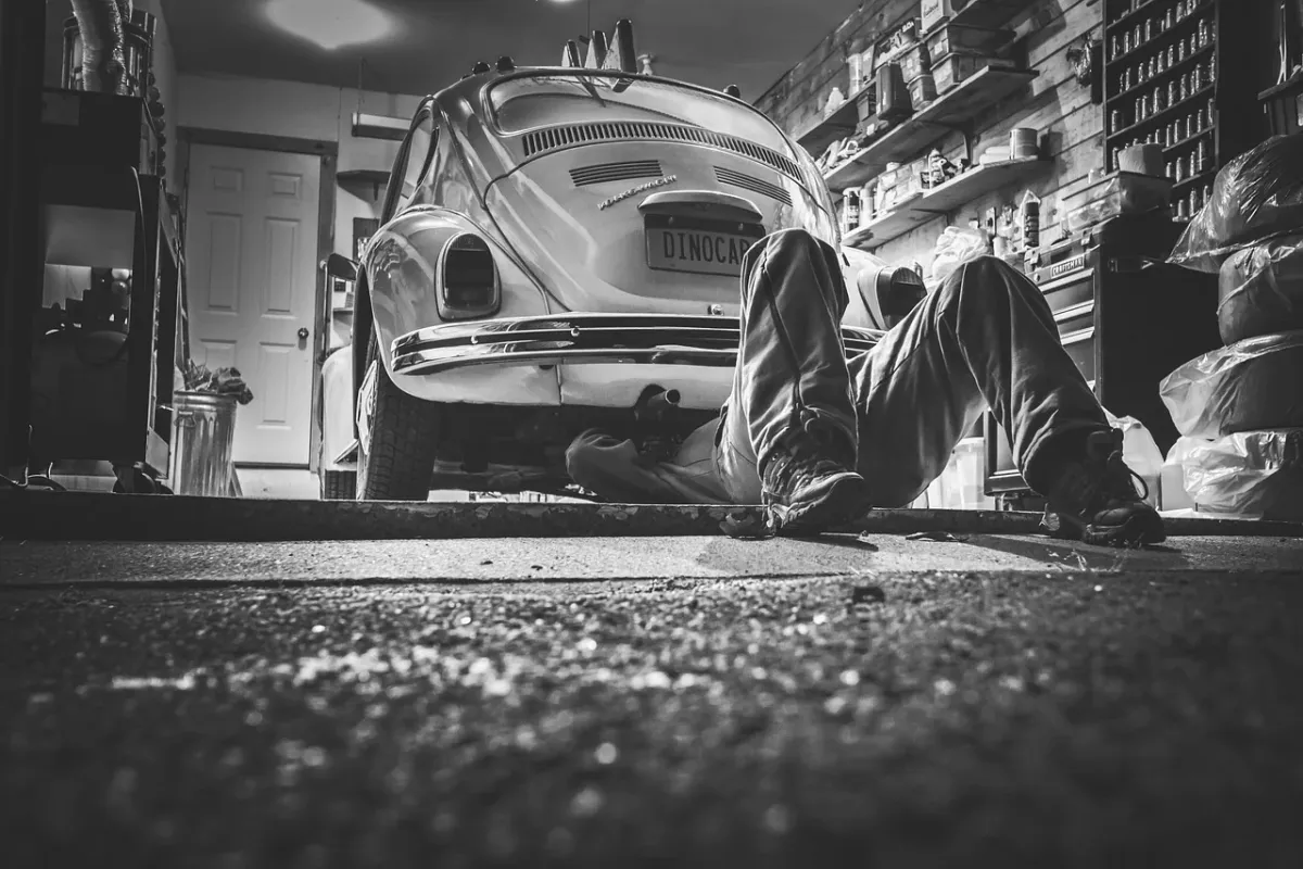 Zarobki mechanika – warsztat czy ASO? Gdzie lepiej pracować?